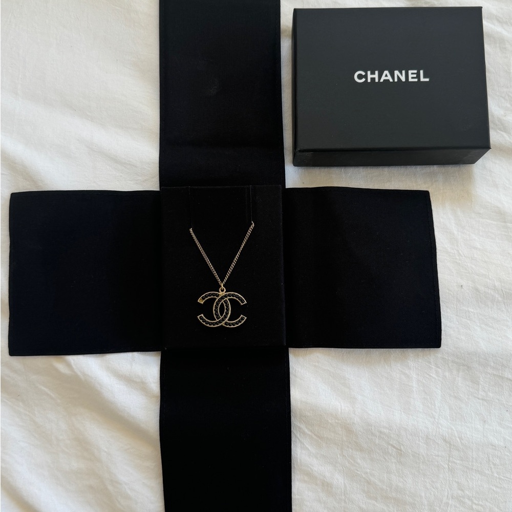 CHANNEL NECKLACE.